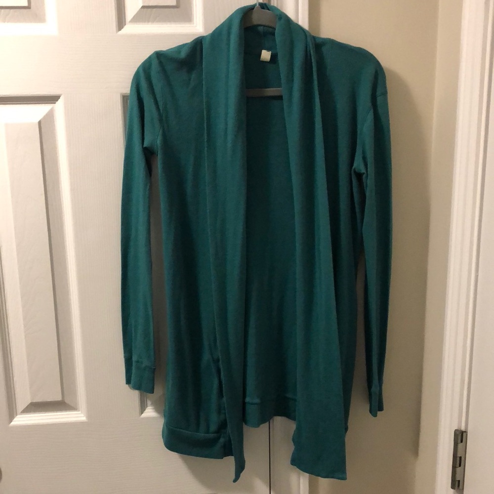 Aritzia (TNA) long sleeve forest green over sized sweatshirt with pockets.